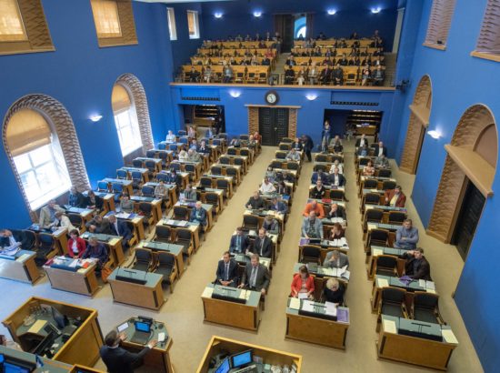 Täiskogu istung, olulise tähtsusega riikliku küsimuse "Eesti Inimarengu Aruanne 2016/2017" arutelu